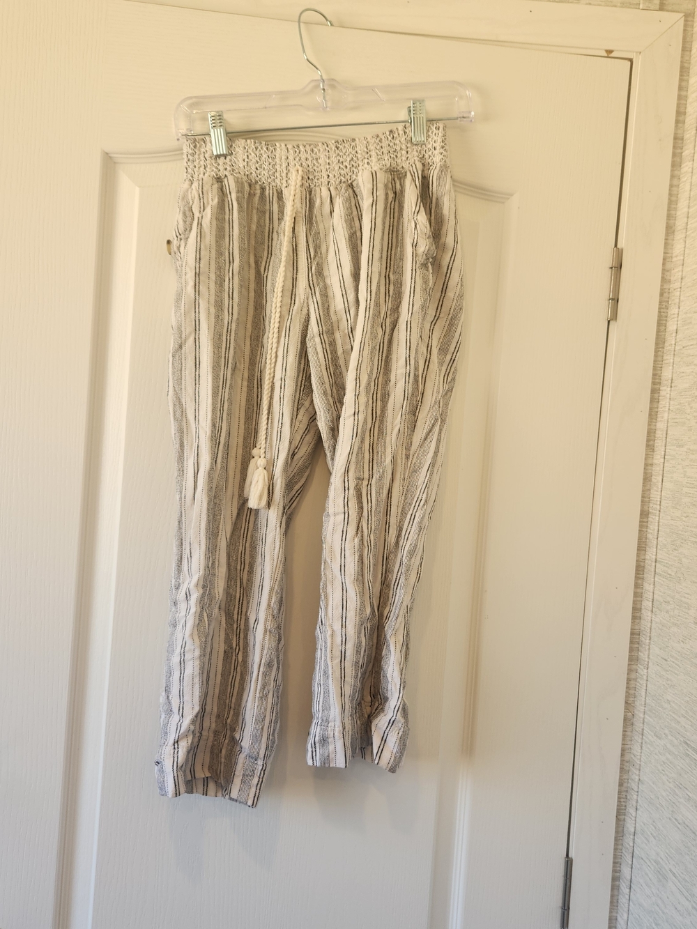 Westbound Gray and White Striped Womens Casual Capris M Euc